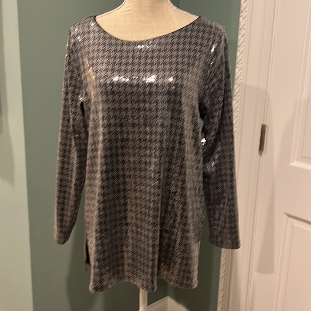 Chicos sequined houndstooth gray and black line top. 1 (10-12)